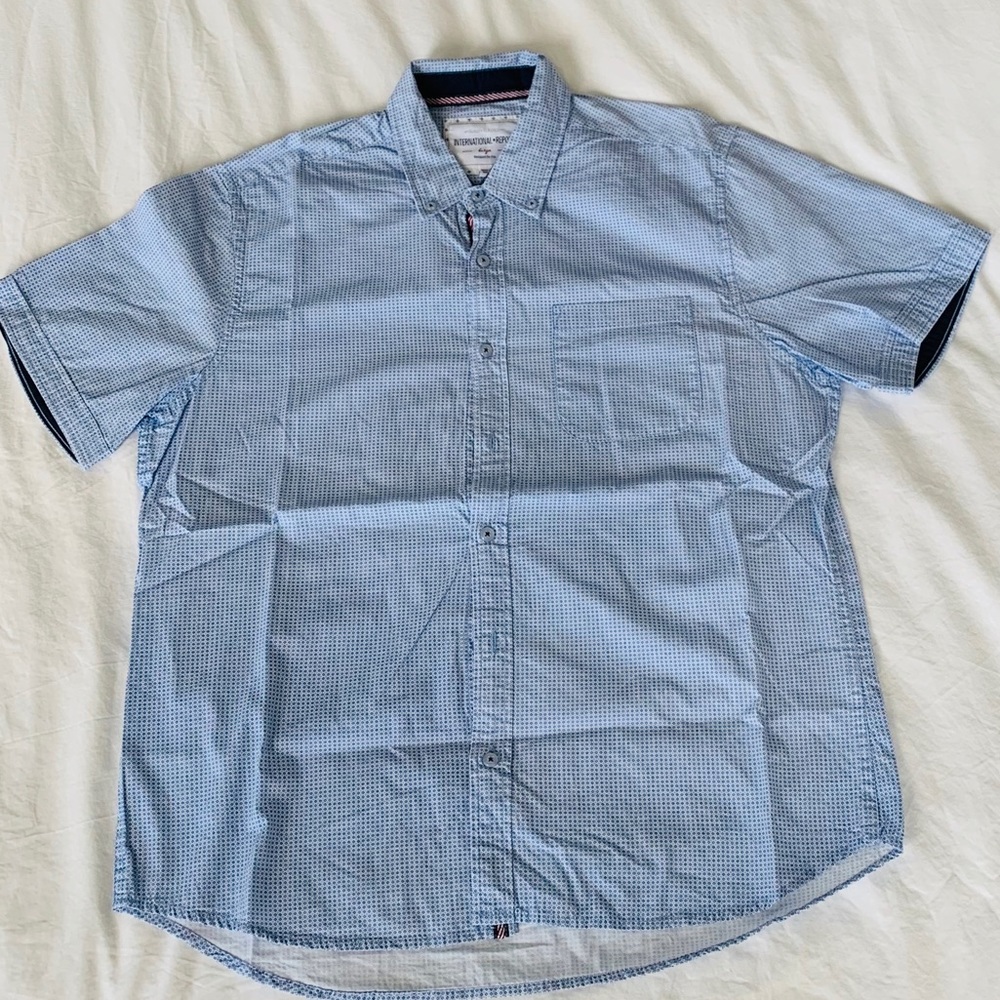 Men’s Short-Sleeve Button Down - Large